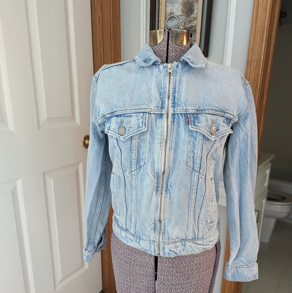 Levi's light wash jean jacket xs